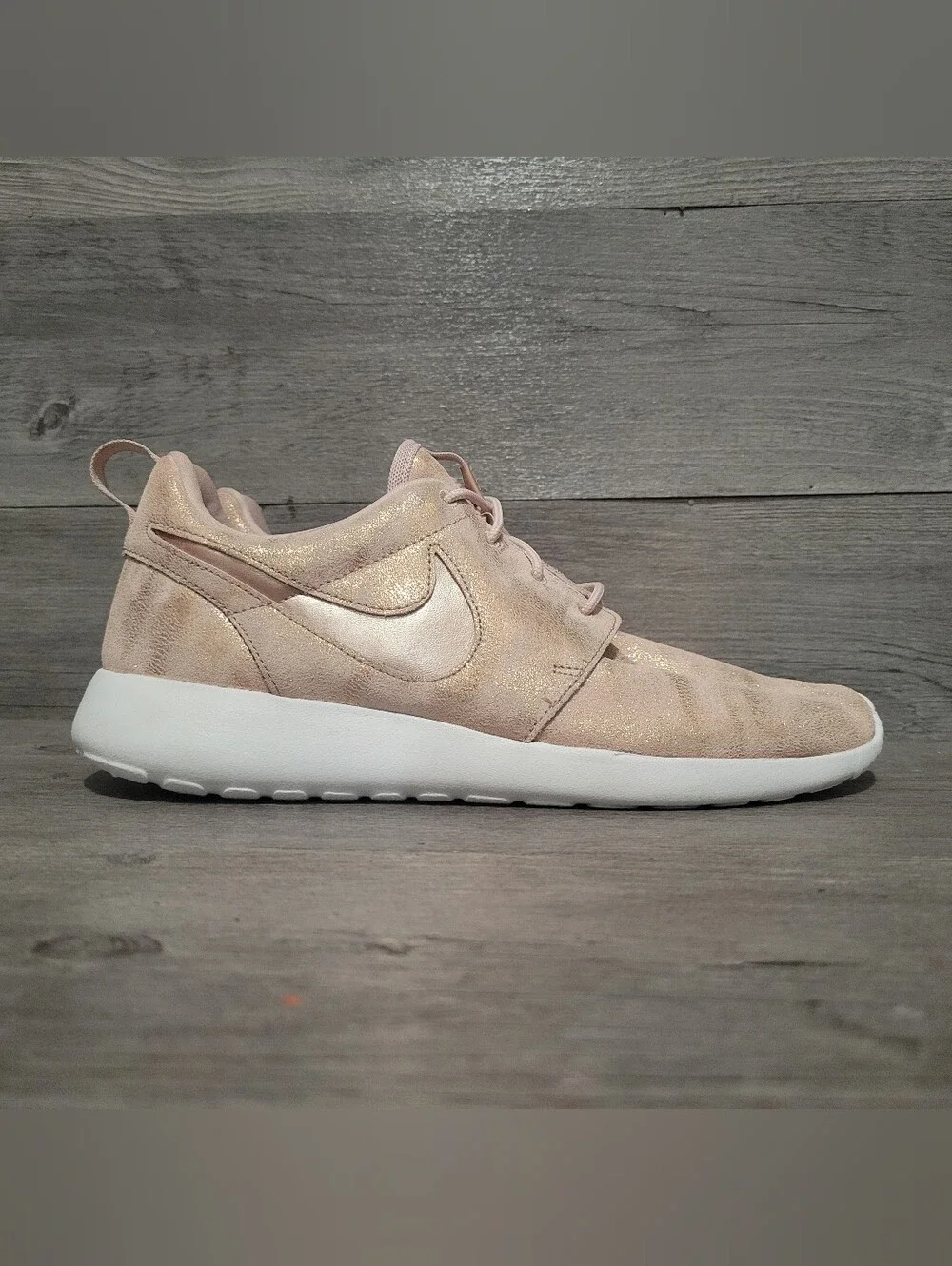 Nike Womens Size 11 Roshe One PRM 833928-900 Metallic Rose Gold Running Shoes